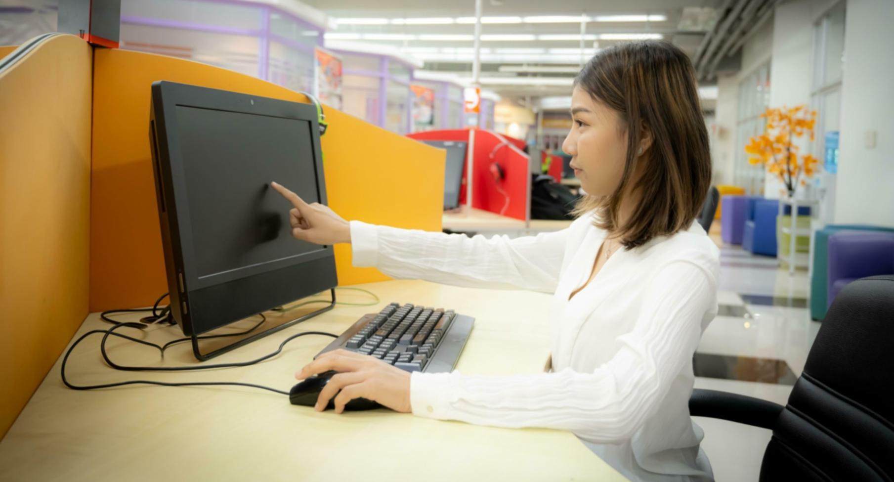 Workshop-Teilnehmer bei praktischer SEO-Content-Analyse